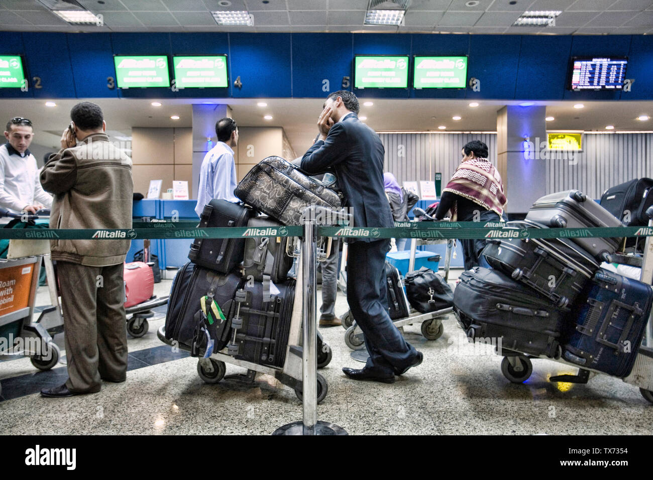 Les gens faisant la queue pour l'enregistrement des bagages à l'aéroport du Caire Banque D'Images