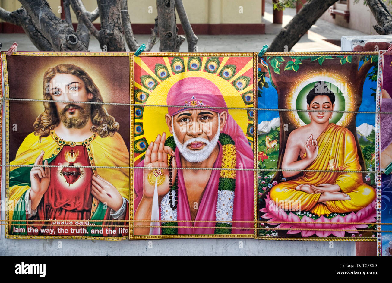 Le Immagini di Cristo, Sai Baba e del Buddha in vendita all'uscita di un'templio Sarnath, Inde. Banque D'Images