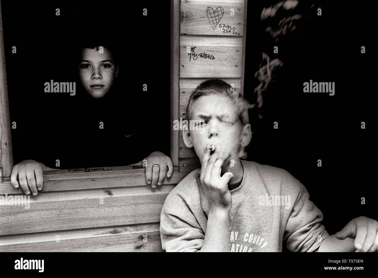 Jeune garçon fumer une cigarette Londres, Angleterre, Grande-Bretagne, Royaume-Uni Banque D'Images