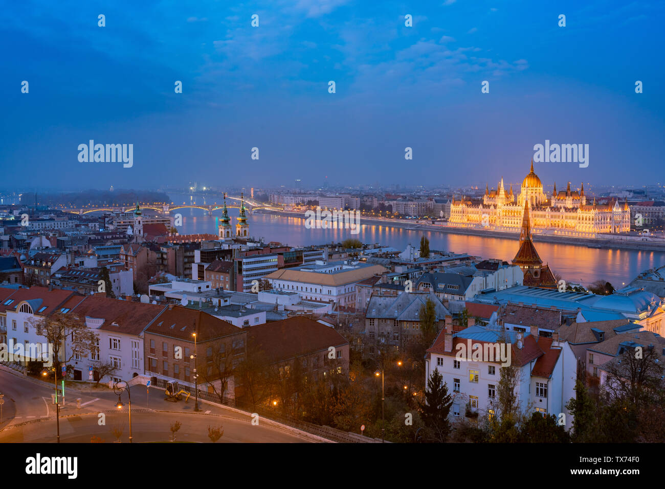Nuit Vue aérienne de la ville de Budapest avec des capacités au parlement hongrois Hongrie Banque D'Images