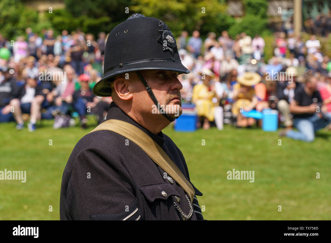 Homme habillé comme policier des années 1940 lors de la journée annuelle des années 1940 à Valley Gardens, Harrogate, North Yorkshire, Angleterre, Royaume-Uni. Banque D'Images
