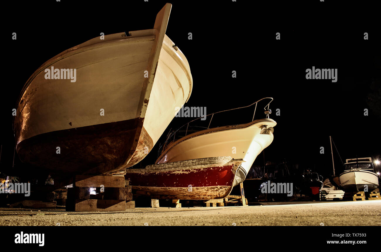 Bateaux, navires et bateaux en cale sèche en attente d'être réparé Banque D'Images