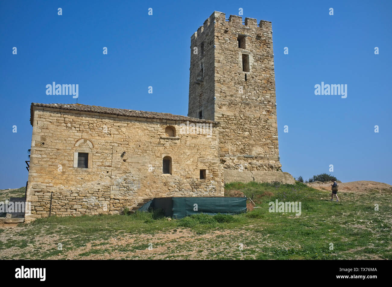 L'église et de la tour de garde Byzantine à Nea Fokea Nea Fokaia) dans le nord de la Grèce Banque D'Images