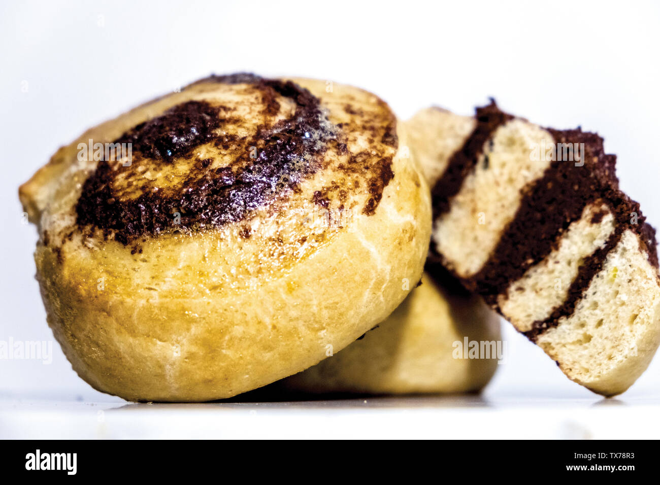 Vue de côté de l'Est de l'ensemble des pains de turbulences (l'un et l'autre vue en coupe) avec du chocolat et crème de noix au sol mélange sur fond blanc simple Banque D'Images
