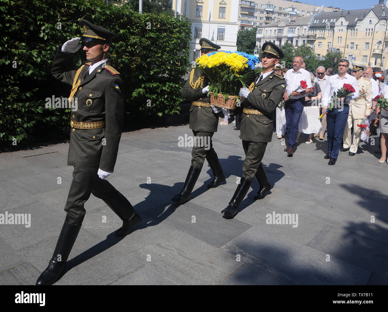 Transporter des soldats un panier de fleurs au cours d'une cérémonie de dépôt de gerbes sur la Tombe du Soldat inconnu le Jour de deuil et de commémoration des victimes de la guerre à Kiev. Banque D'Images