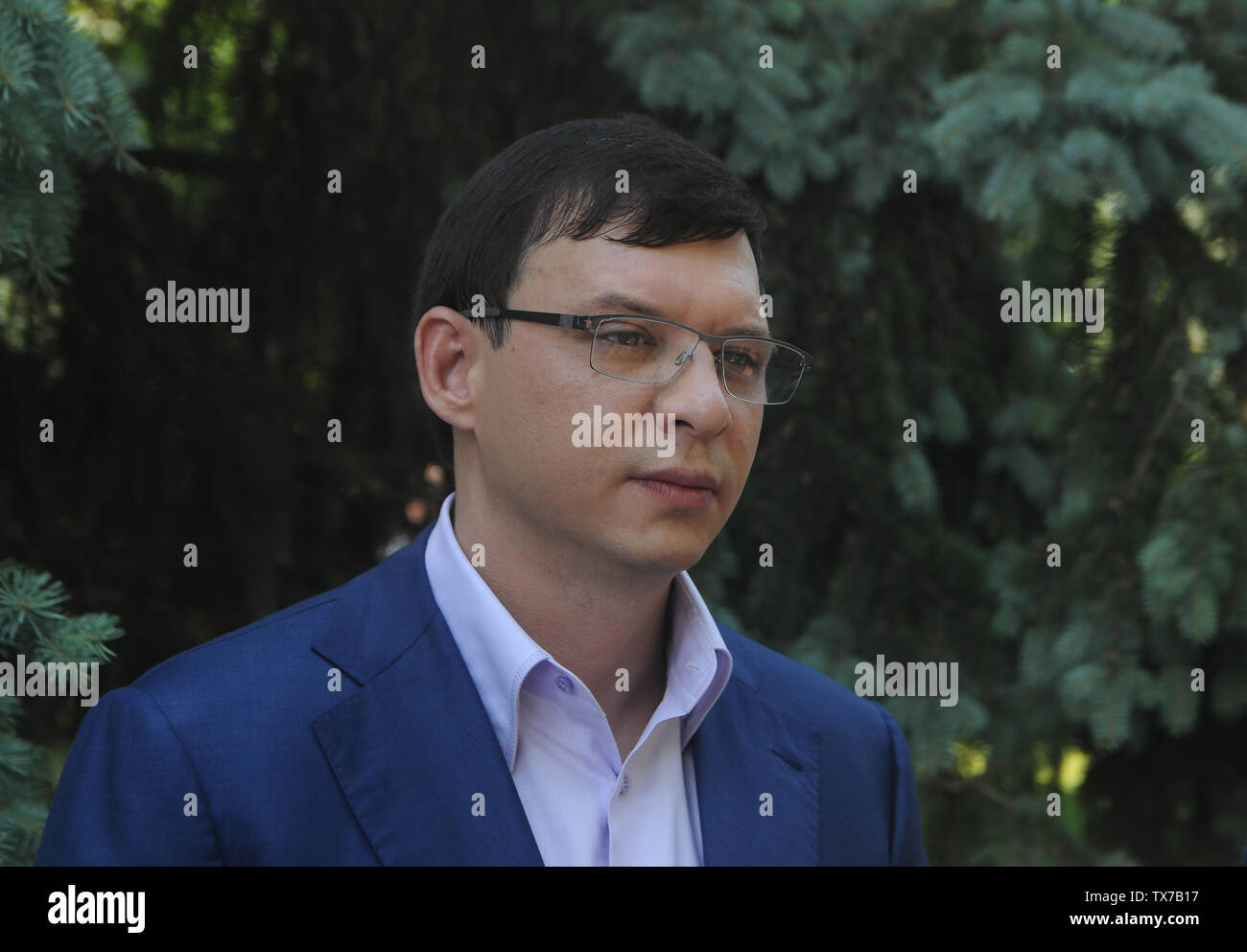 Un député du peuple Yevgeny Murayev participe à une cérémonie de dépôt de gerbes sur la Tombe du Soldat inconnu le Jour de deuil et de commémoration des victimes de la guerre à Kiev. Banque D'Images