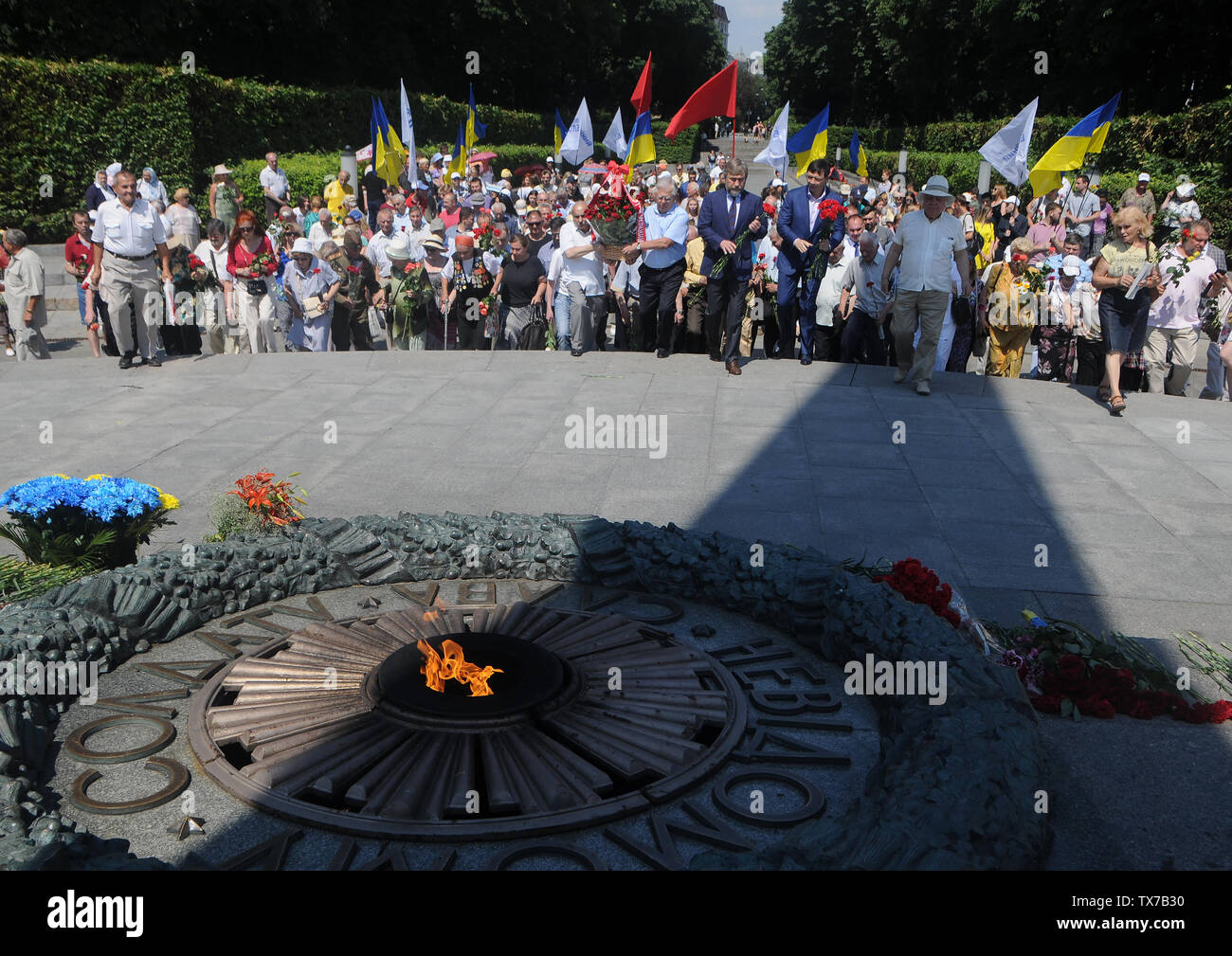 Une vue de la flamme éternelle au cours de la cérémonie de dépôt de gerbes sur la Tombe du Soldat inconnu le Jour de deuil et de commémoration des victimes de la guerre à Kiev. Banque D'Images