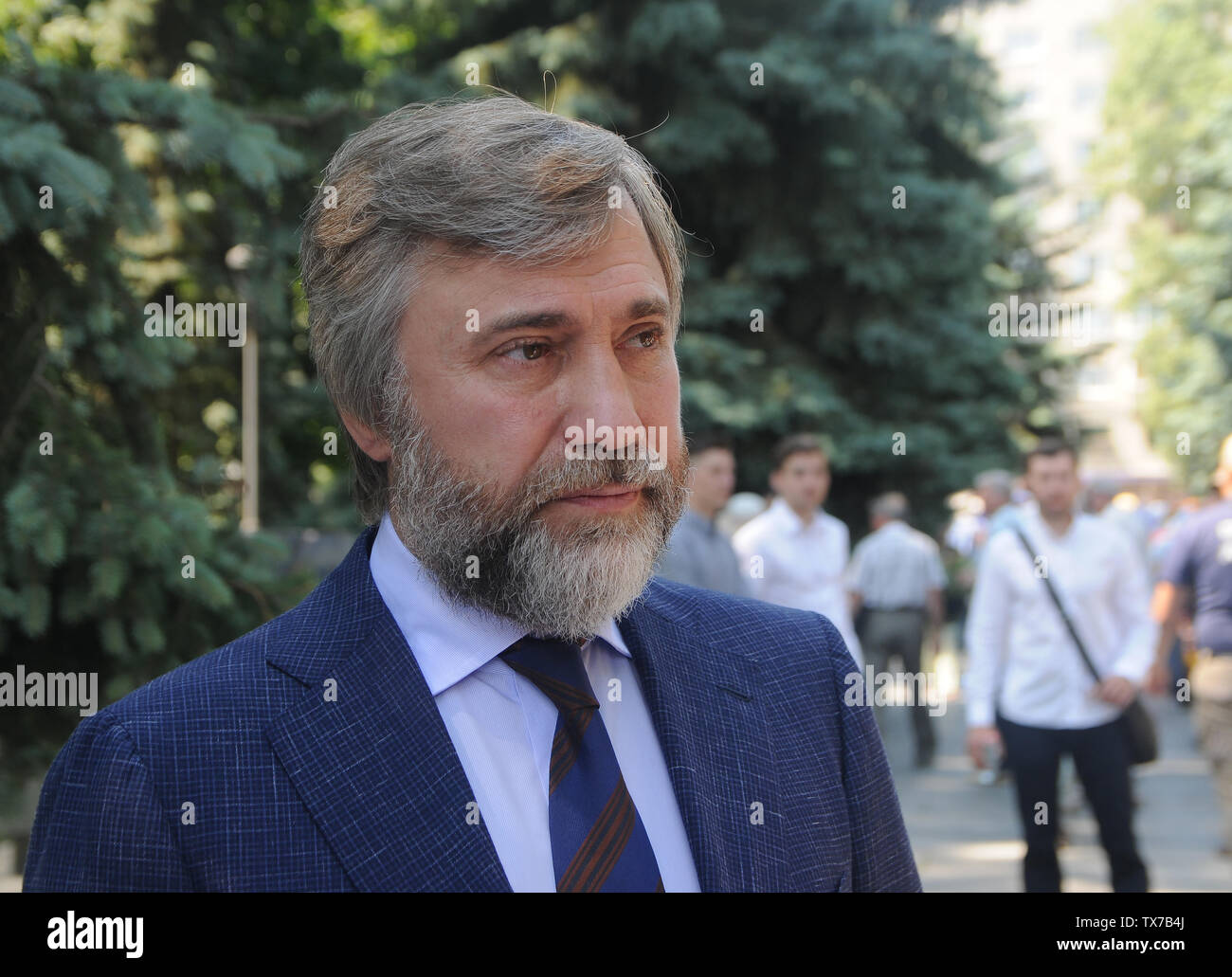 Un député du peuple Vadim Novinsky assiste à une cérémonie de dépôt de gerbes sur la Tombe du Soldat inconnu le Jour de deuil et de commémoration des victimes de la guerre à Kiev. Banque D'Images