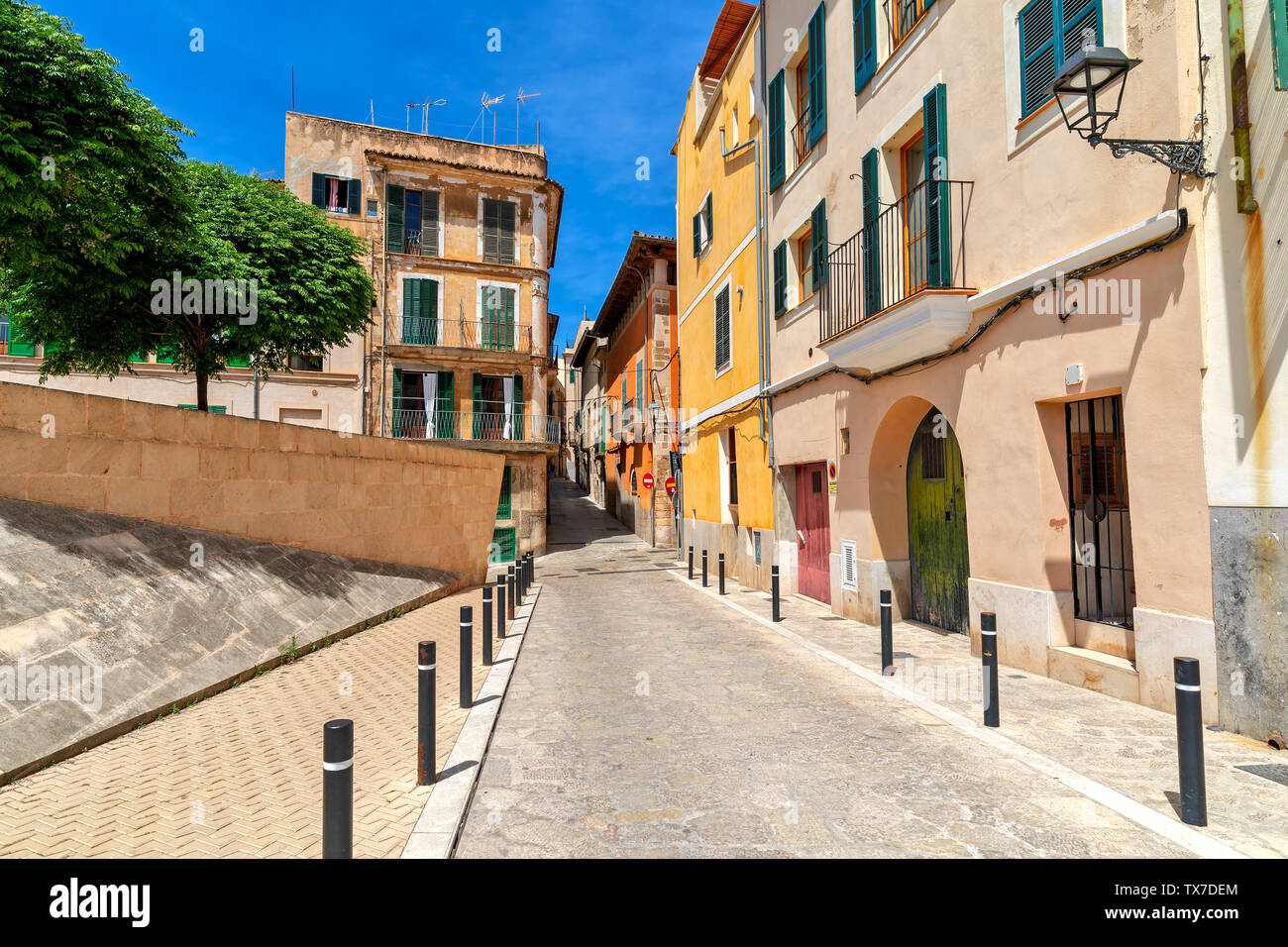 Ruelle typique chez les vieilles maisons dans la vieille ville de Palma de Mallorca, Espagne. Banque D'Images