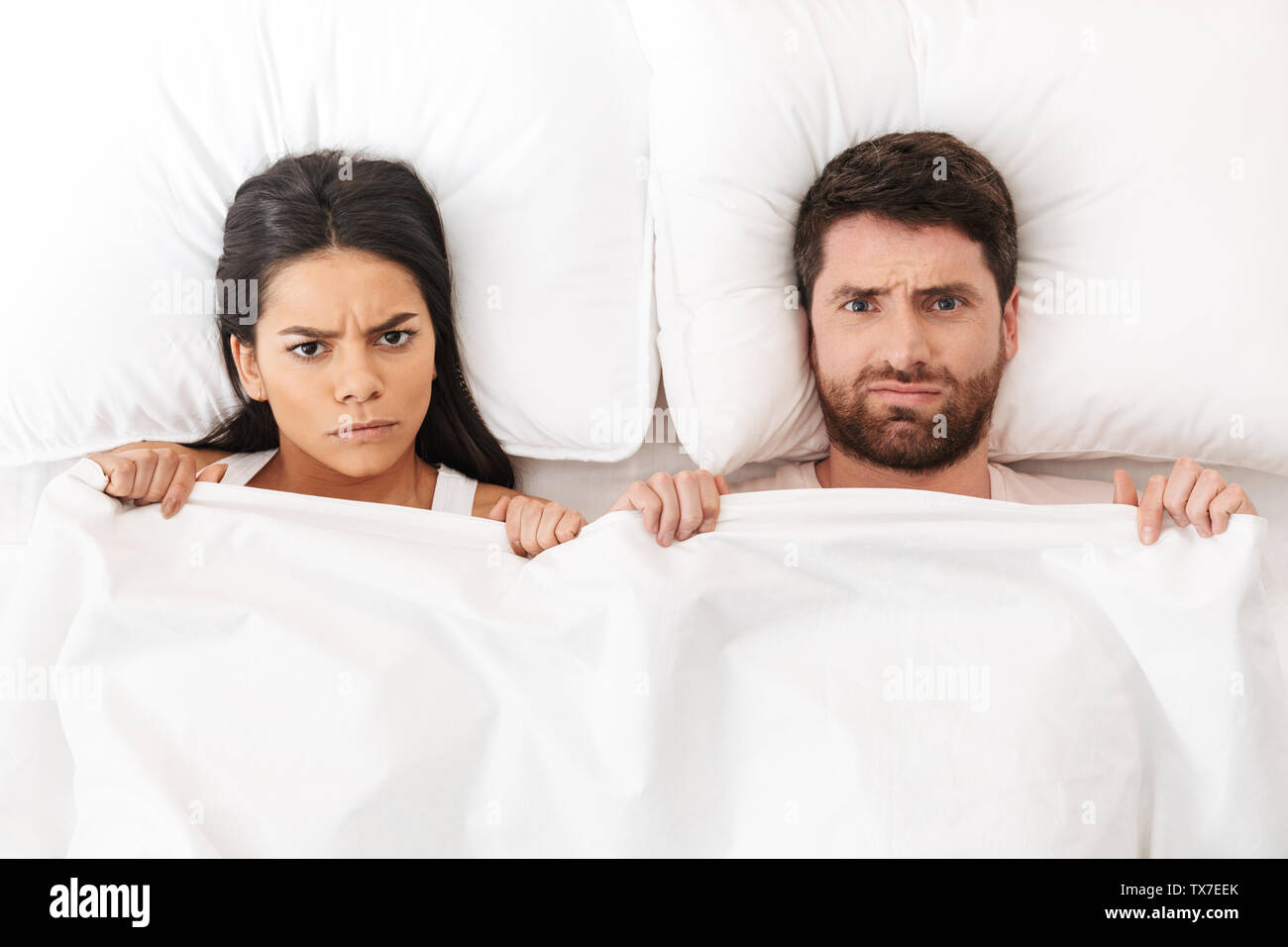 Image d'un jeune couple aimant querelle mécontent se trouve au lit sous une  couverture Photo Stock - Alamy