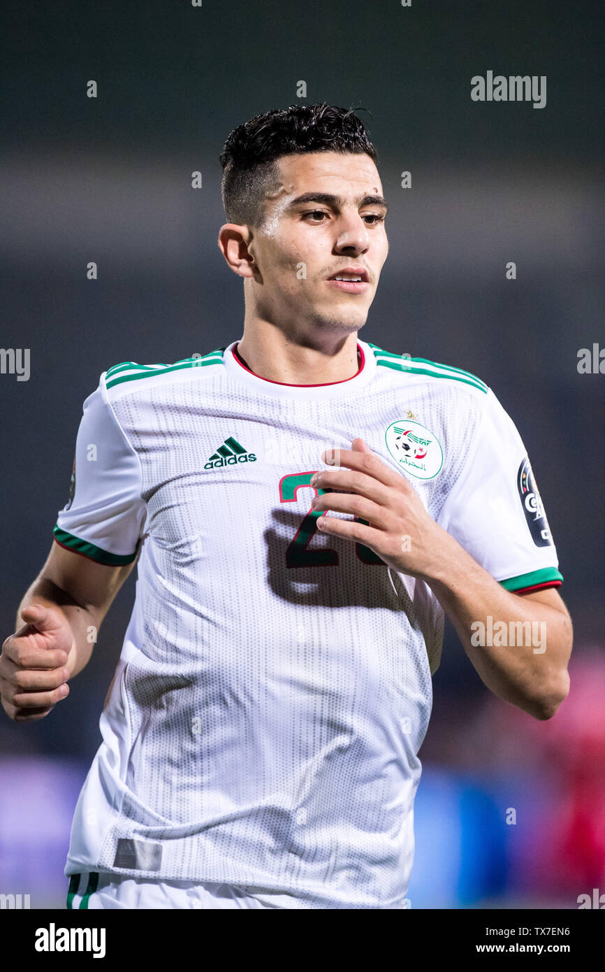 Le CAIRE, ÉGYPTE - Le 23 juin : Youcef Atal de l'Algérie cherche sur pendant la coupe d'Afrique des Nations 2019 groupe C match entre l'Algérie et le Kenya au stade du 30 juin le 23 juin 2019 au Caire, Égypte. (Sebastian Frej/MO Media) Banque D'Images