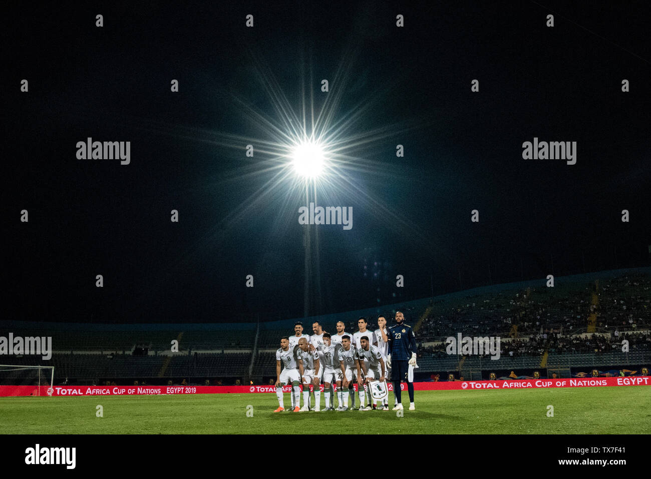 Le CAIRE, ÉGYPTE - Le 23 juin : l'équipe de l'Algérie posent pour la photo Youcef Atal, Riyad Mahrez, Rais M'Bolhi, Adlene Guedioura, Sofiane Feghouli, Ramy Bensebaini, pendant la coupe d'Afrique des Nations 2019 groupe C match entre l'Algérie et le Kenya au stade du 30 juin le 23 juin 2019 au Caire, Égypte. (Sebastian Frej/MO Media) Banque D'Images