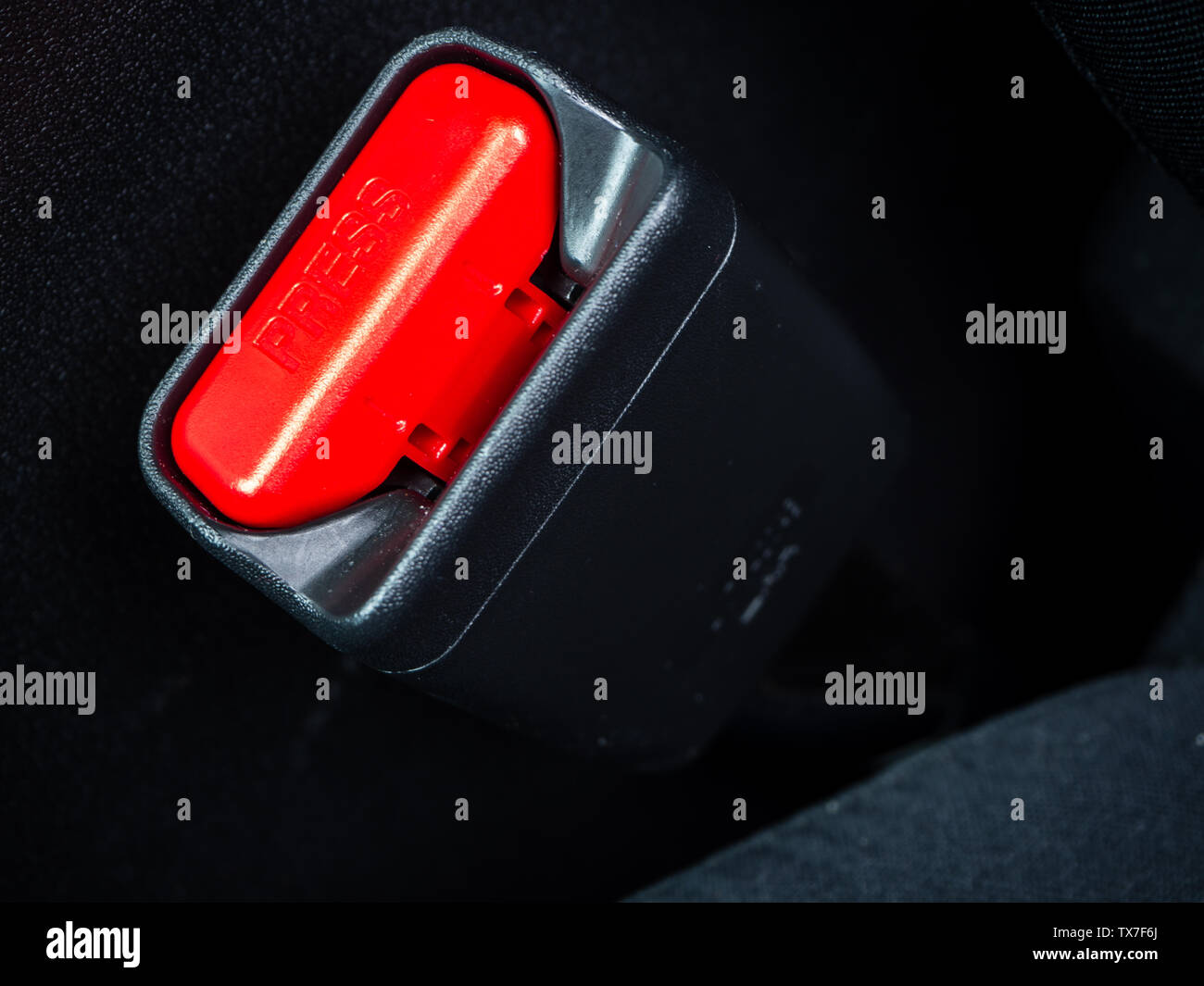 Close up du mot Appuyez sur un bouton d'une ceinture de siège de voiture noir Banque D'Images