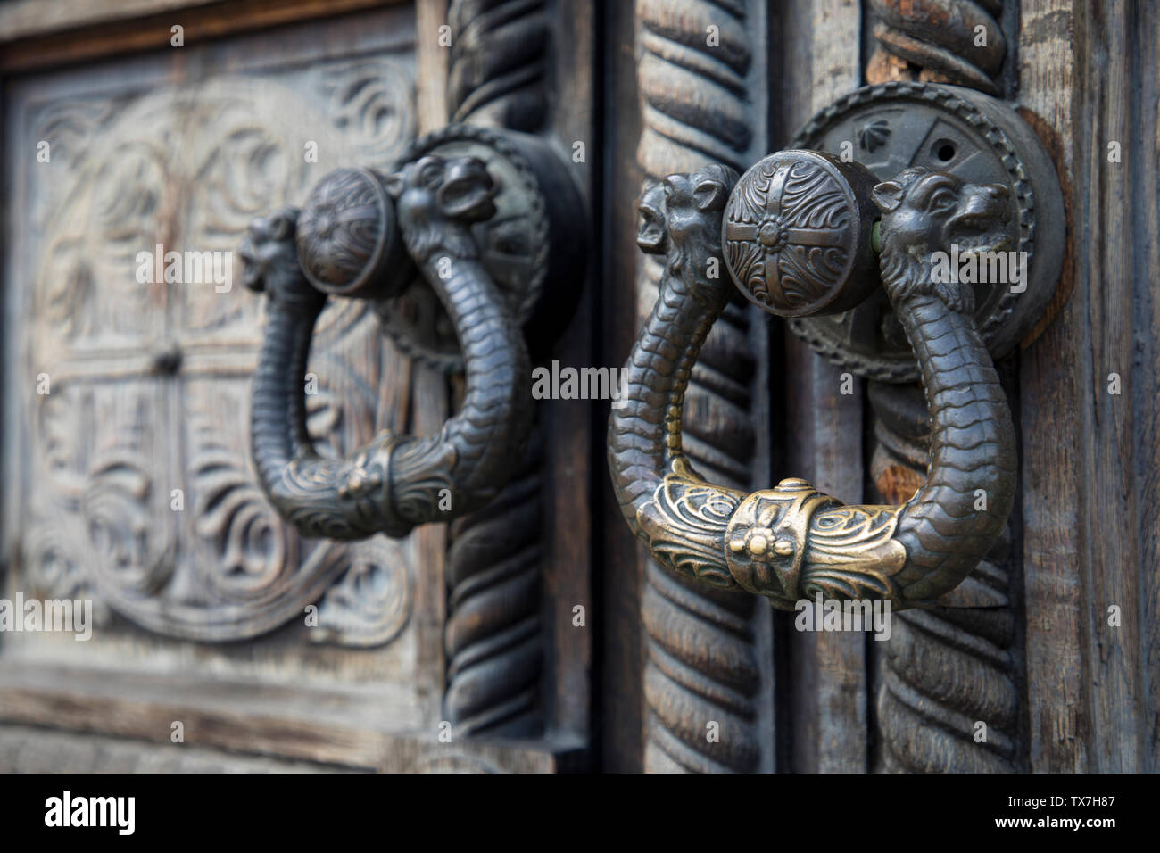 Vieille porte en bois avec des ornements en fer dans une église orthodoxe, Détail des vieux marteau sur la porte. Banque D'Images