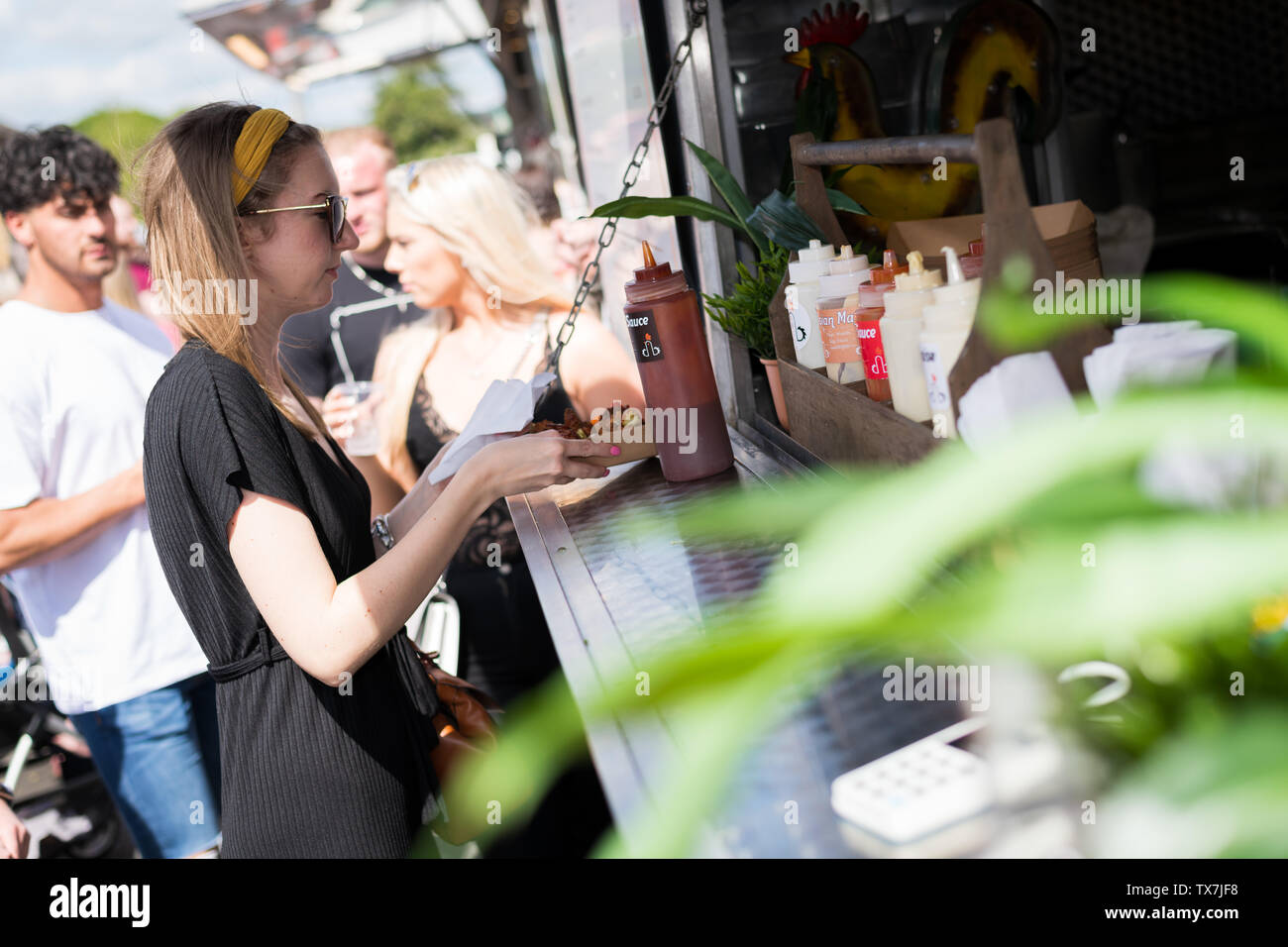 Brynmawr, Pays de Galles, Royaume-Uni - 22 juin 2019 : les personnes bénéficiant eux-mêmes de prendre un verre et de manger des aliments au cours de la rue Brynmawr Food Festival. Banque D'Images