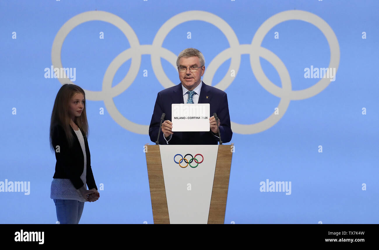 Lausanne, Suisse. 24 Juin, 2019. Président du Comité International Olympique (CIO) Thomas Bach annonce Milan-Cortina d'Ampezzo de l'Italie d'accueillir les Jeux Olympiques d'hiver de 2026 au cours de la 134e session du Comité International Olympique (CIO) à Lausanne, Suisse, le 24 juin 2019. Credit : Cao Peut/Xinhua/Alamy Live News Banque D'Images