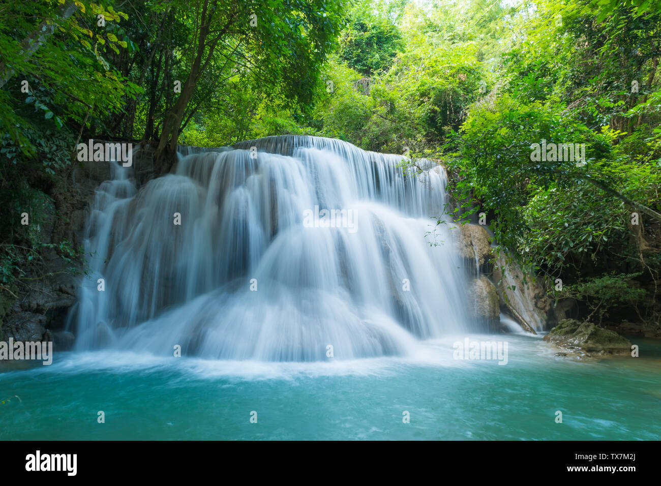 Huay Mae Khamin cascades en forêt profonde au Parc National Srinakarin Kanchanaburi ,une belle chute d'eau de ruisseau célèbre rainforest en Thaïlande Banque D'Images