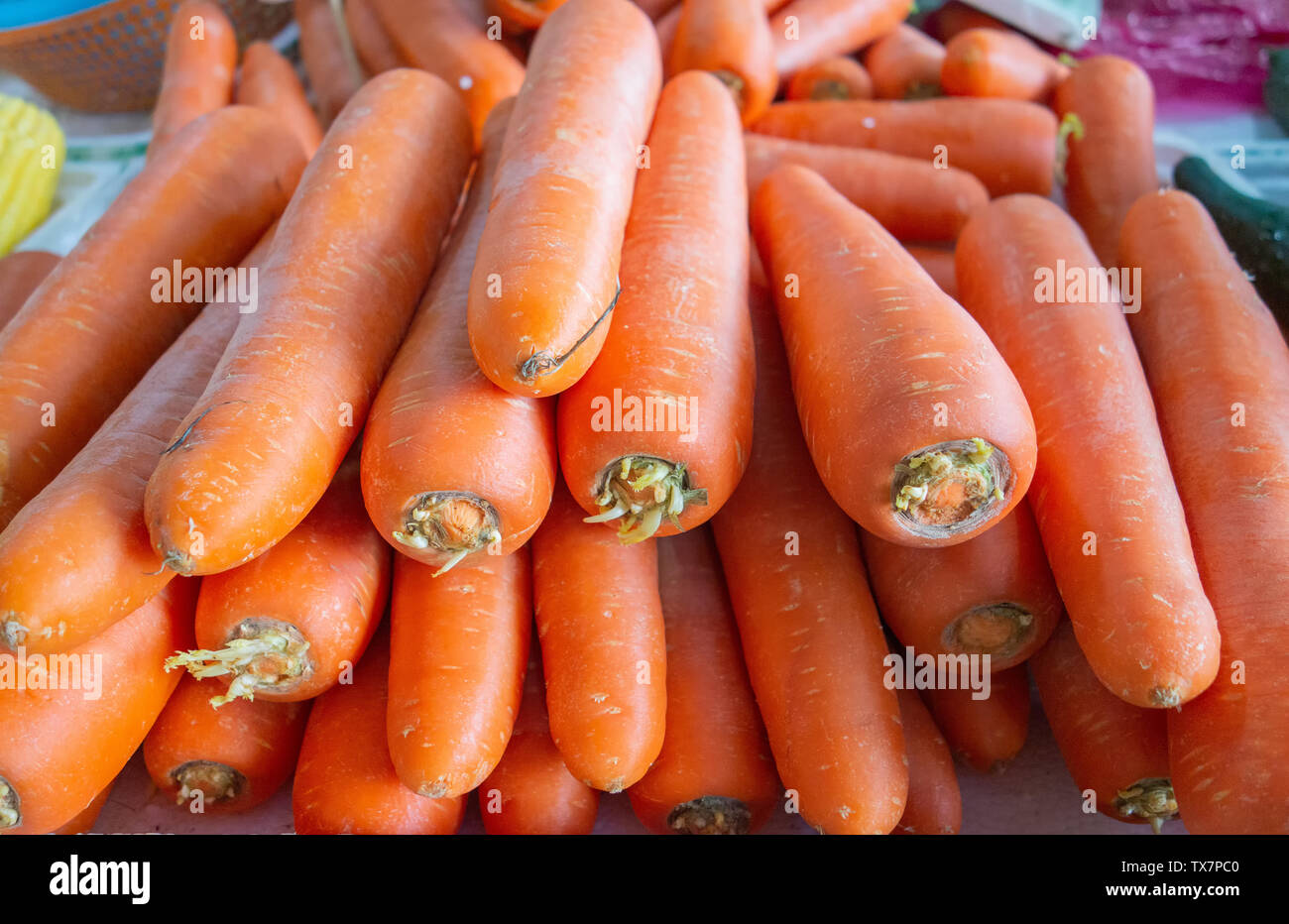 Les carottes en attente de vente au marché de légumes Banque D'Images