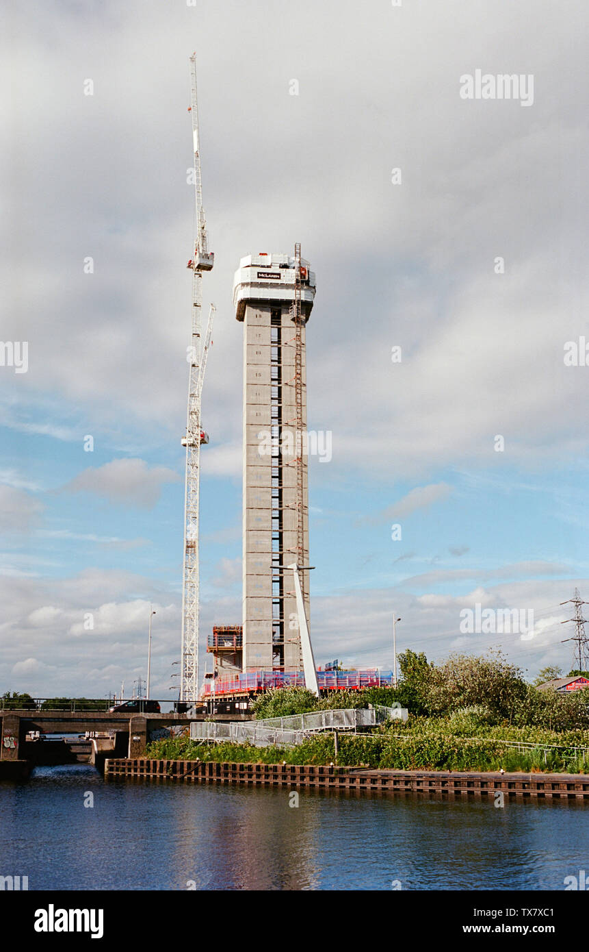 Le nouveau projet de logement Quai Hale dans les premières étapes de construction à Tottenham Hale, sur la rivière Lea Navigation, North London UK Banque D'Images