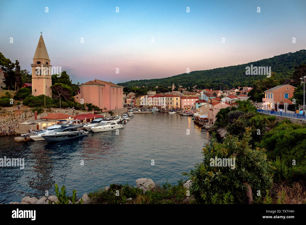 La ville et le port de plaisance de Veli Losinj, Croatie, lors d'une chaude soirée d'été Banque D'Images