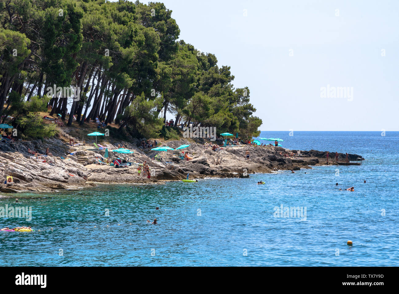 Les gens dans l'eau et de bronzage sur les rochers de Veli Žal beach à Mali Losinj, Croatie Banque D'Images