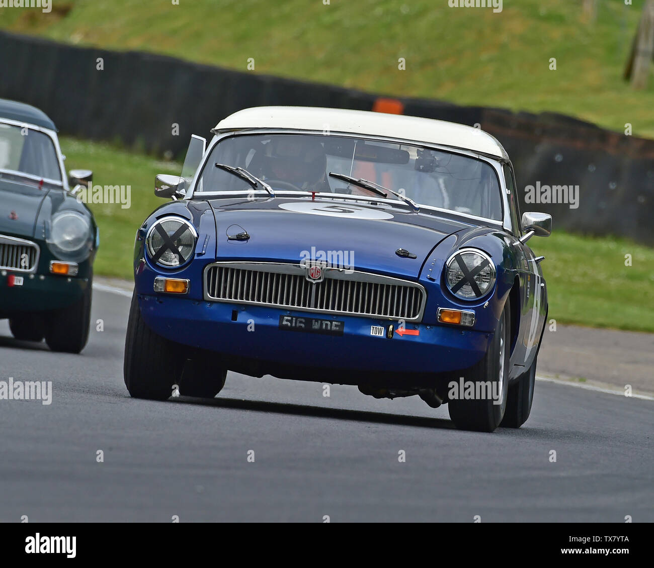 John Oui, MGB, Equipe GTS, Masters Festival Historique, Brands Hatch, mai 2019. Brands Hatch, voitures classiques, événement classique classique, les voitures de course, la FIA, son Banque D'Images