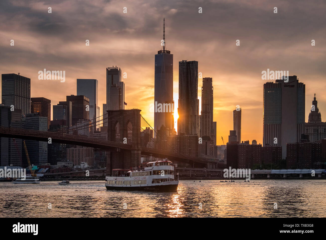 Coucher du soleil sur le pont de Brooklyn et East River, New York, USA Banque D'Images