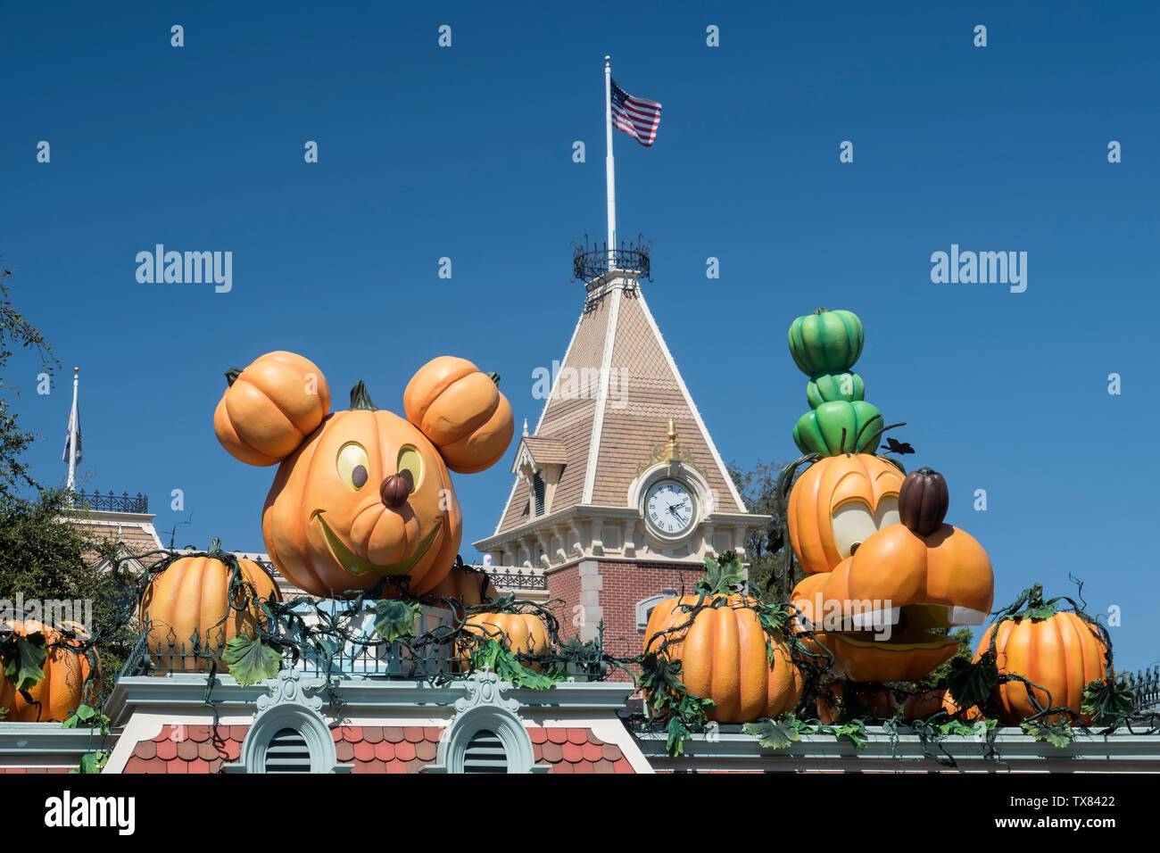 Mickey et Dingo Halloween Citrouille Caractères, Disneyland, Los Angeles, Californie, USA Banque D'Images