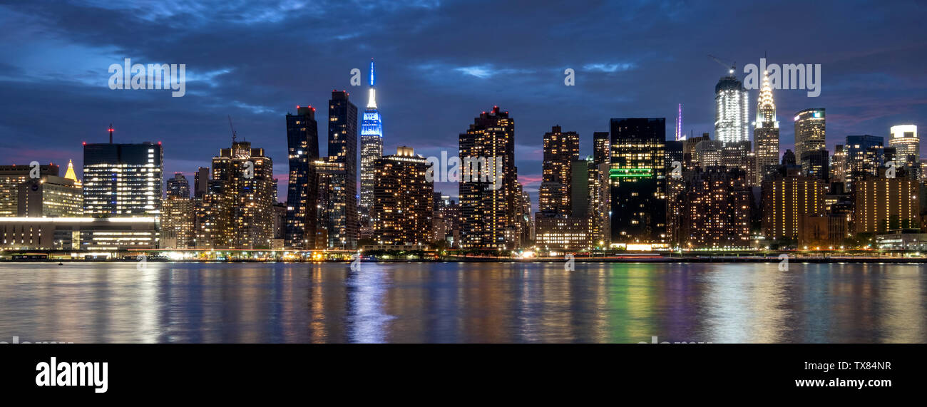 Manhatttan Skyline at night avec l'Empire State Building à travers l'East River, New York, USA Banque D'Images