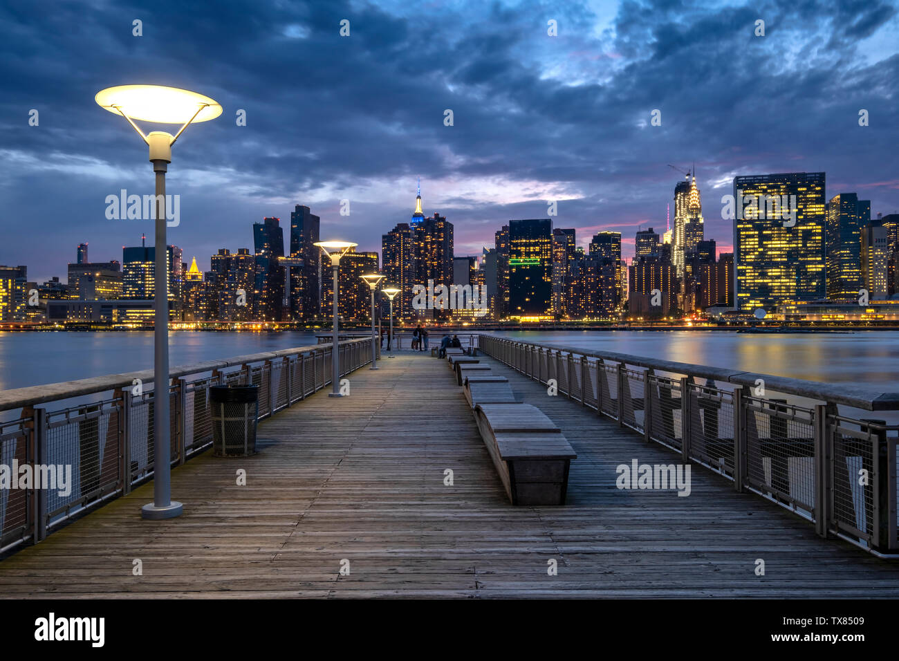 Manhattan Skyline Gantry Plaza State Park Pier at night, New York, USA Banque D'Images