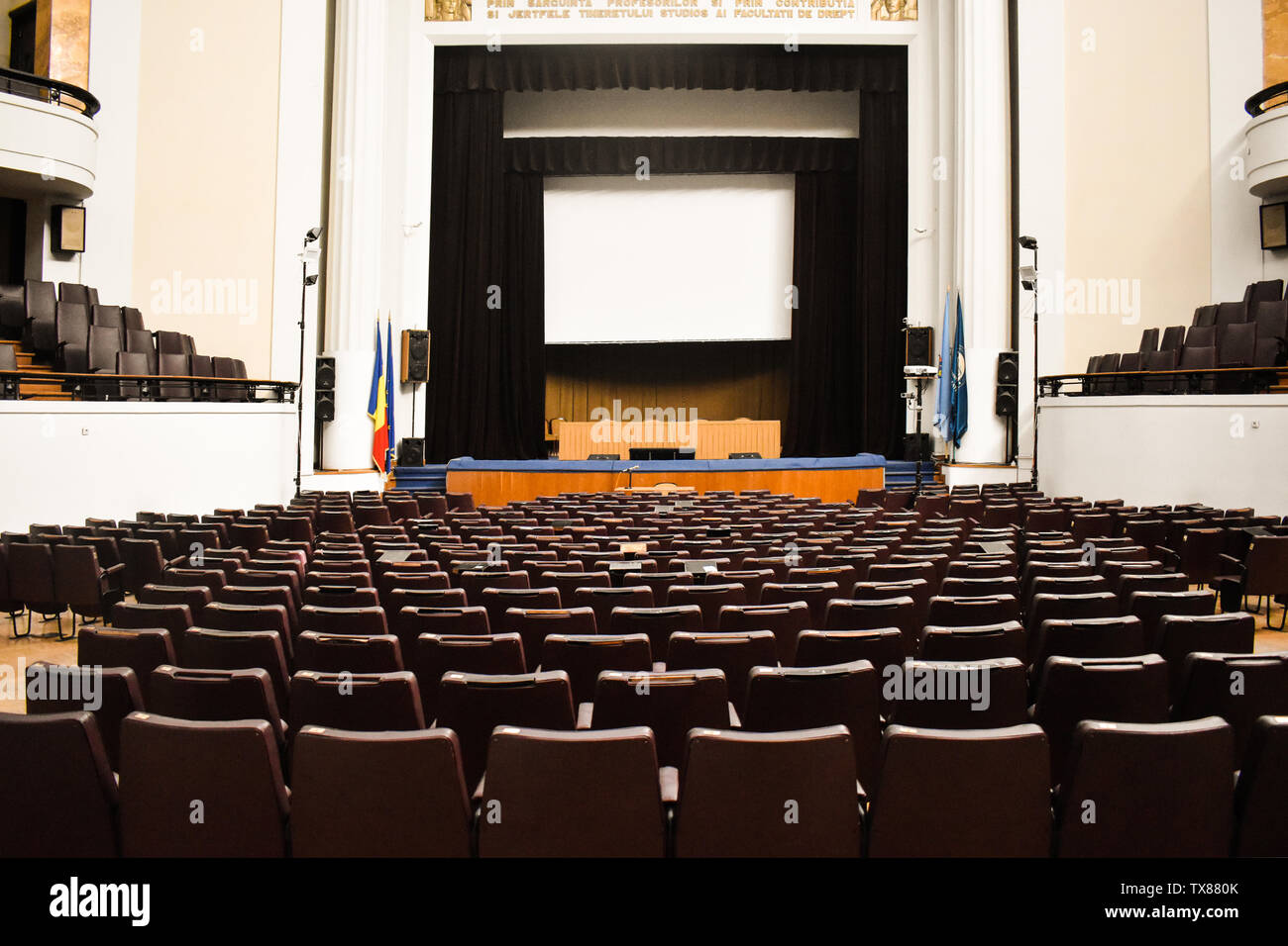 Salle de conférence vide préparé pour les invités du sommet de l'Union européenne et l'OTAN avec des drapeaux. Auditorium spacieux avec des rangées de chaises, escaliers et balcons - B Banque D'Images Salle de conférence vide préparé pour les invités du sommet de l'Union européenne et l'OTAN avec des drapeaux. Auditorium spacieux avec des rangées de chaises, escaliers et balcons - B Banque D'Images