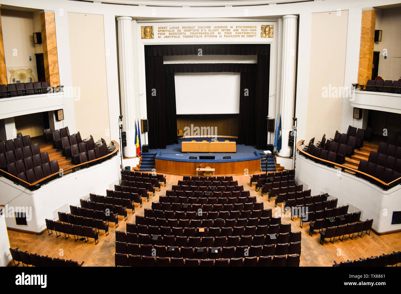 Salle de conférence vide préparé pour les invités du sommet de l'Union européenne et l'OTAN avec des drapeaux. Auditorium spacieux avec des rangées de chaises, escaliers et balcons - B Banque D'Images Salle de conférence vide préparé pour les invités du sommet de l'Union européenne et l'OTAN avec des drapeaux. Auditorium spacieux avec des rangées de chaises, escaliers et balcons - B Banque D'Images