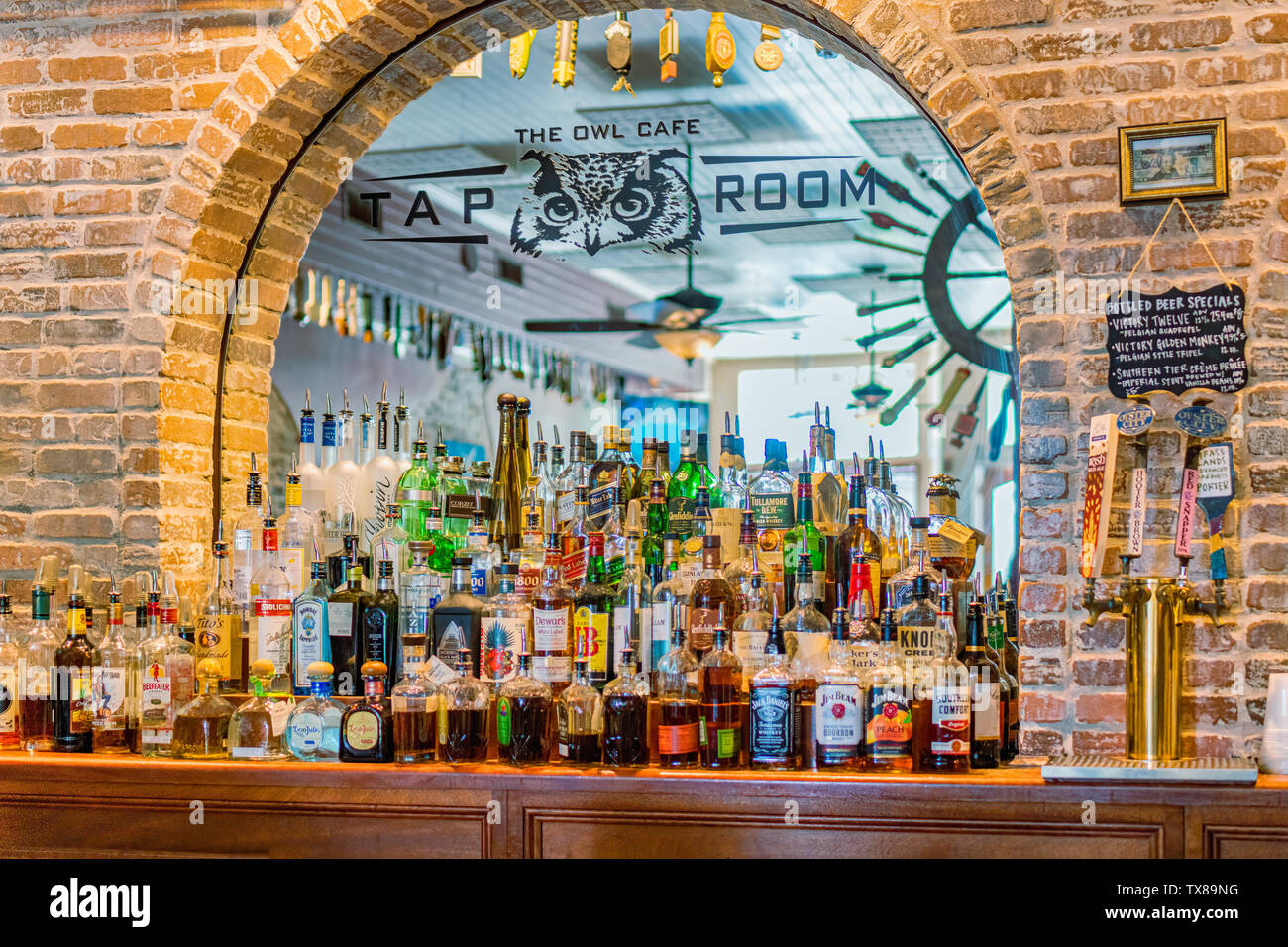 Apalachicola en Floride, USA, 06/23/2019. Le Tap Room situé juste à côté de l'Owl Cafe sur la Rue du Commerce. Banque D'Images