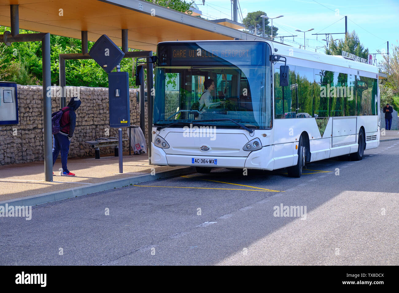 Bus de connexion libre ramasser pour les passagers de Vitriolles gare à l'aéroport de Marseille. Vitrolles, France, avril 2019. Banque D'Images