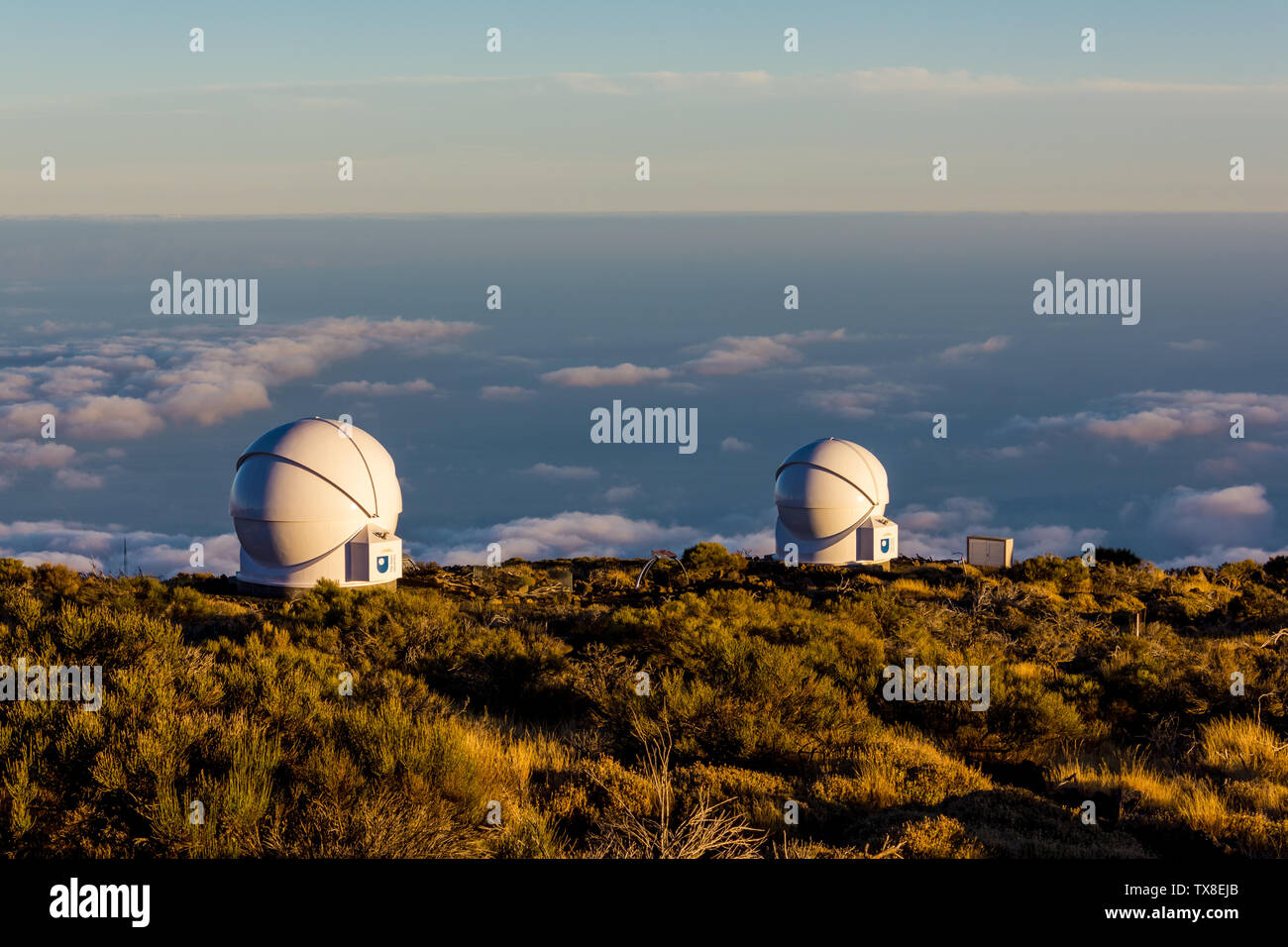 Deux télescopes au coucher du soleil en attendant la nuit pour observer le ciel à l'Observatoire astronomique du Teide Banque D'Images