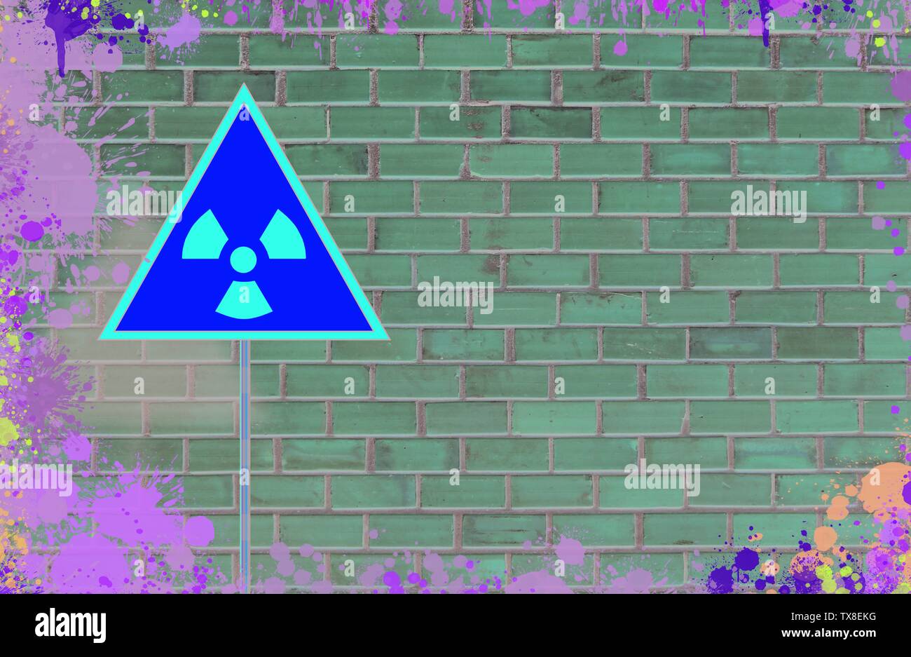 Triangle jaune signe avec un symbole international de matières radioactives sur malpropre et mur de brique sale arrière-plan. La maquette numérique. Banque D'Images