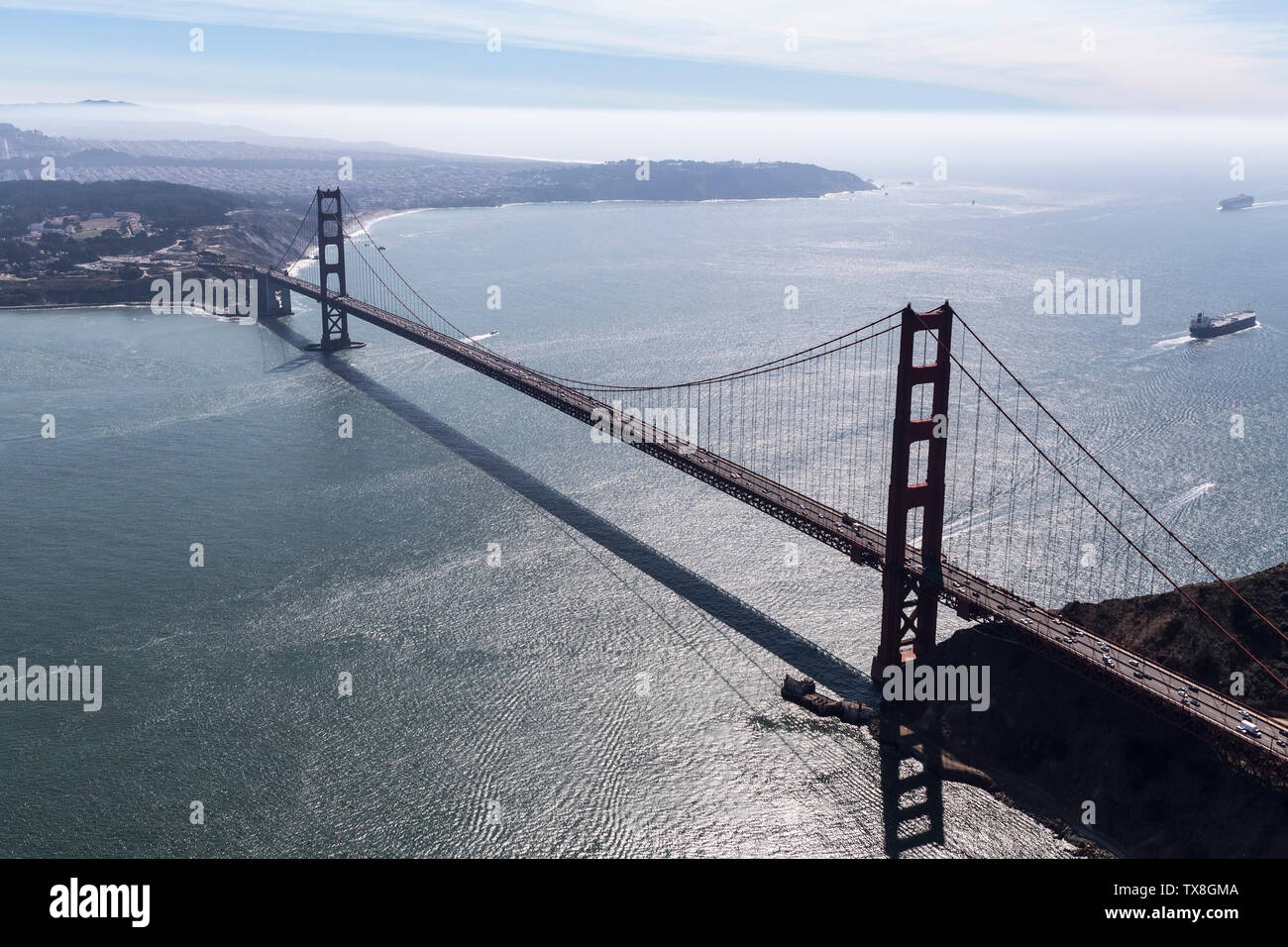 Vue aérienne du pont Golden Gate avec l'océan Pacifique en arrière-plan. Banque D'Images