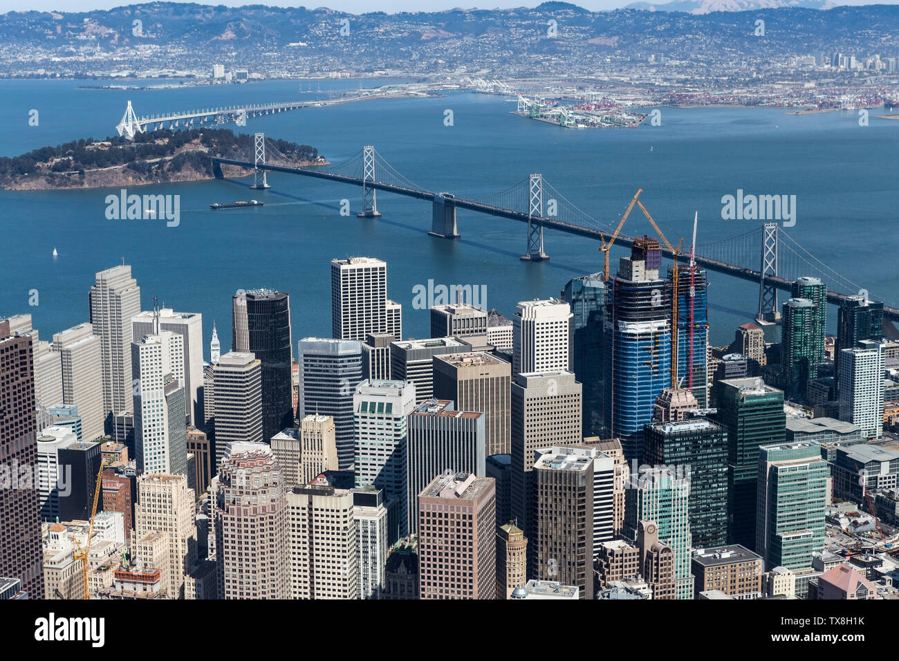 Après-midi vue aérienne de tours de San Francisco, le Bay Bridge, l'île au trésor et Oakland, Californie. Banque D'Images