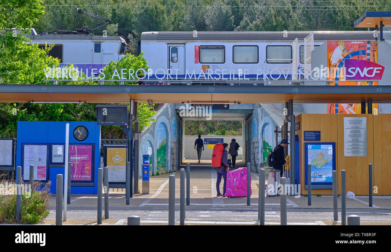 Vitrolles, France, le 28 avril 2019 : l'entrée de voyageurs la gare desservant l'aéroport de Marseille, avec un train en gare ter sur les voies élevées Banque D'Images