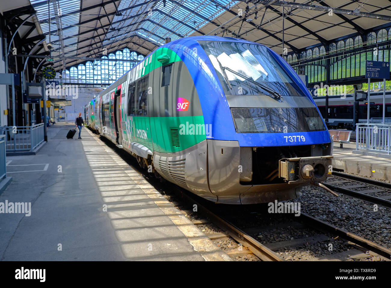 Train TER Français attendent en gare, avec plate-forme tranquille le dimanche. Bayonne, France Banque D'Images