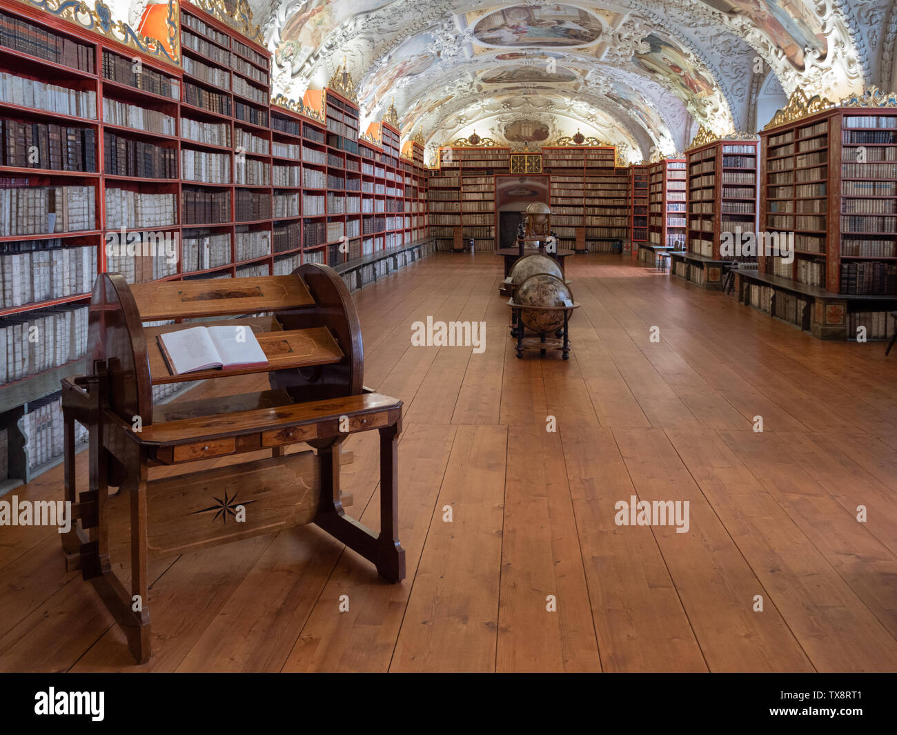 Prague, République Tchèque - 8 juin 2019 : l'intérieur de la bibliothèque de Strahov, le théologique Hall. Une célèbre bibliothèque Baroque en Bohême. Banque D'Images