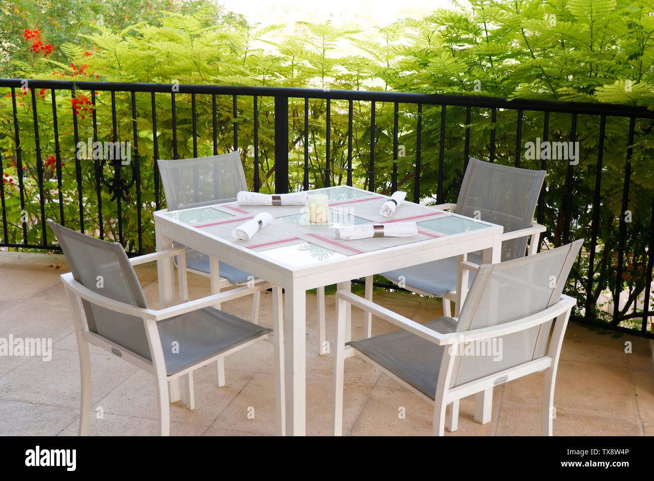 table de salle à manger aménagée en terrasse ouverte avec vue magnifique sur la nature Banque D'Images