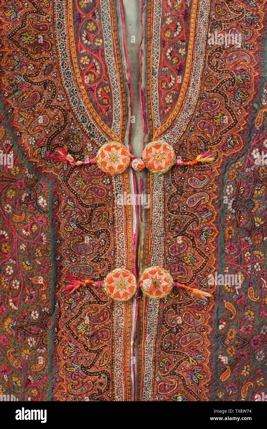 Manteau de l'homme (Chogha) (image 2 de 4); Inde, Cachemire, costumes du  XIXe siècle; tenue principale (corps entier) broderies en laine sur laine  sergé tissée laine, doublure en soie largeur: 62 3/4