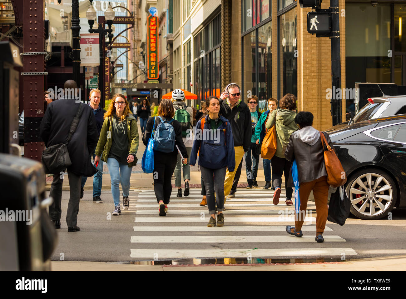 CHICAGO - 29 mai 2019 : Les gens de Chicago dans le quartier de bijoux sur South Wabash Avenue, à Chicago. Banque D'Images