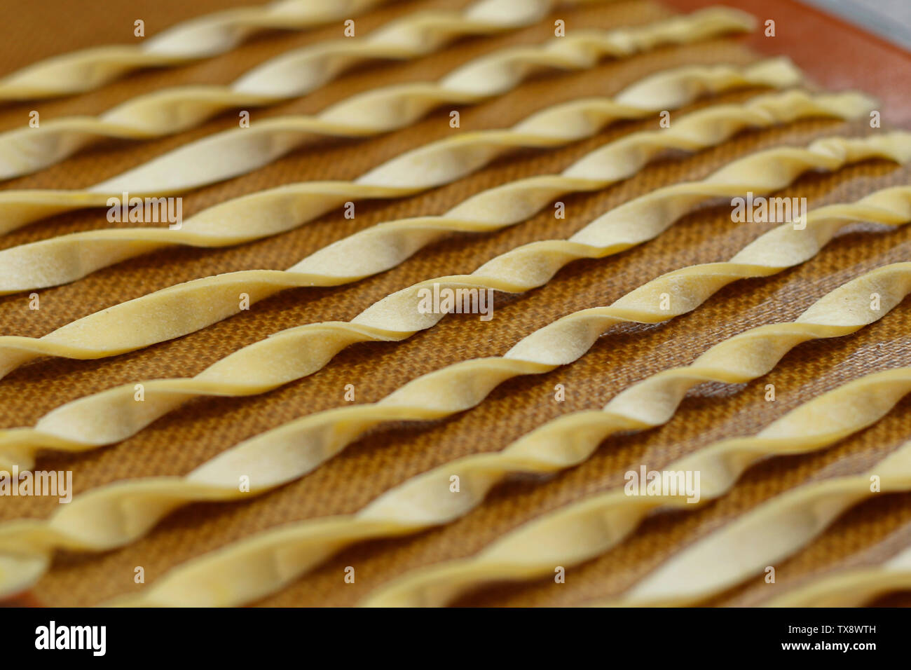 bâtonnets de pain dans la plaque de cuisson pour la cuisson Banque D'Images