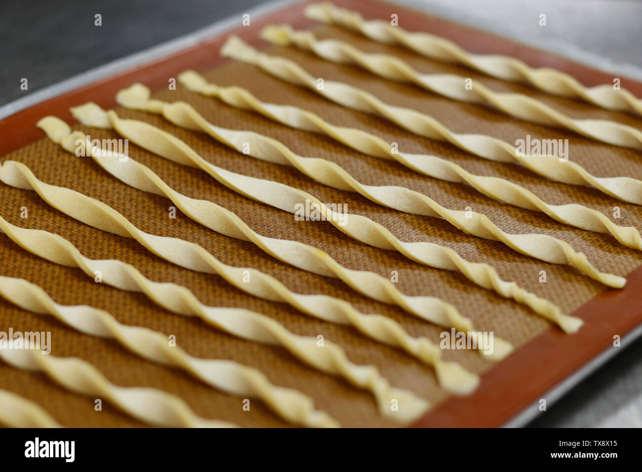 bâtonnets de pain dans la plaque de cuisson pour la cuisson Banque D'Images