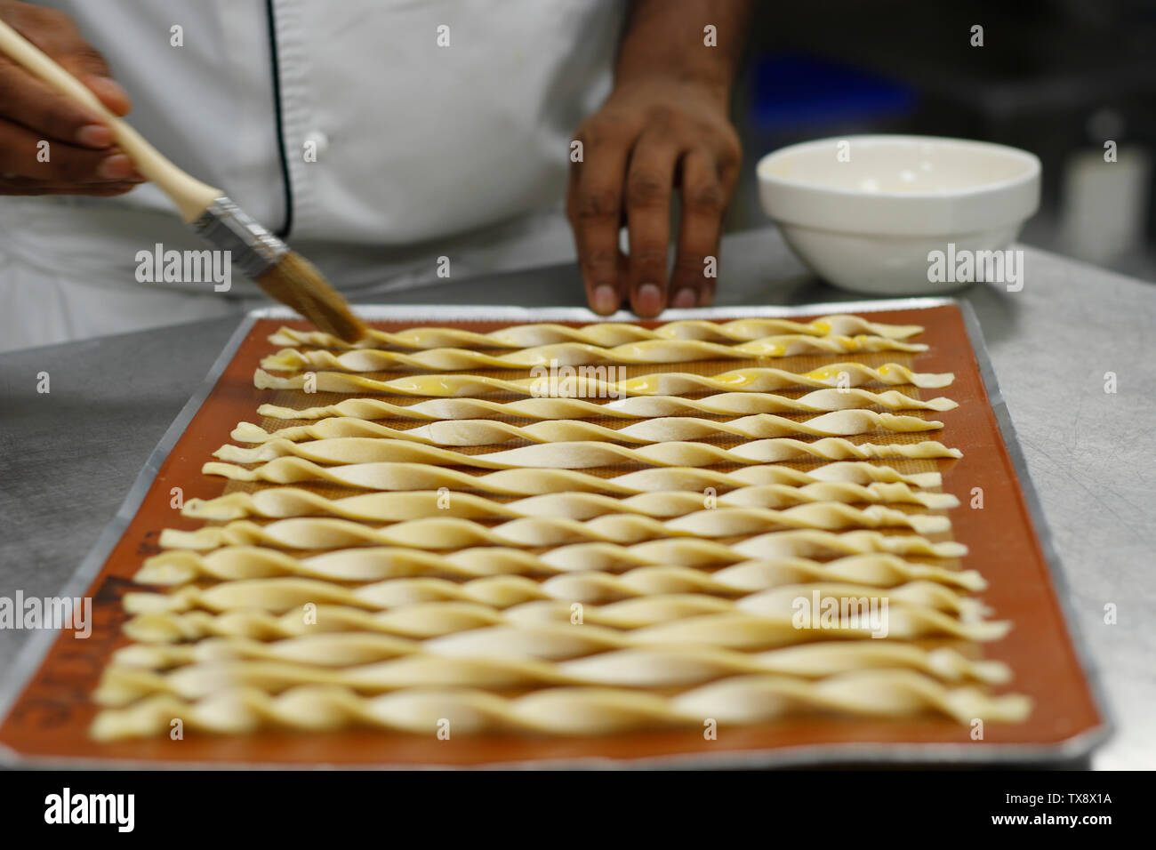 chef fabrication de bâtonnets de pain dans la cuisine de boulangerie Banque D'Images
