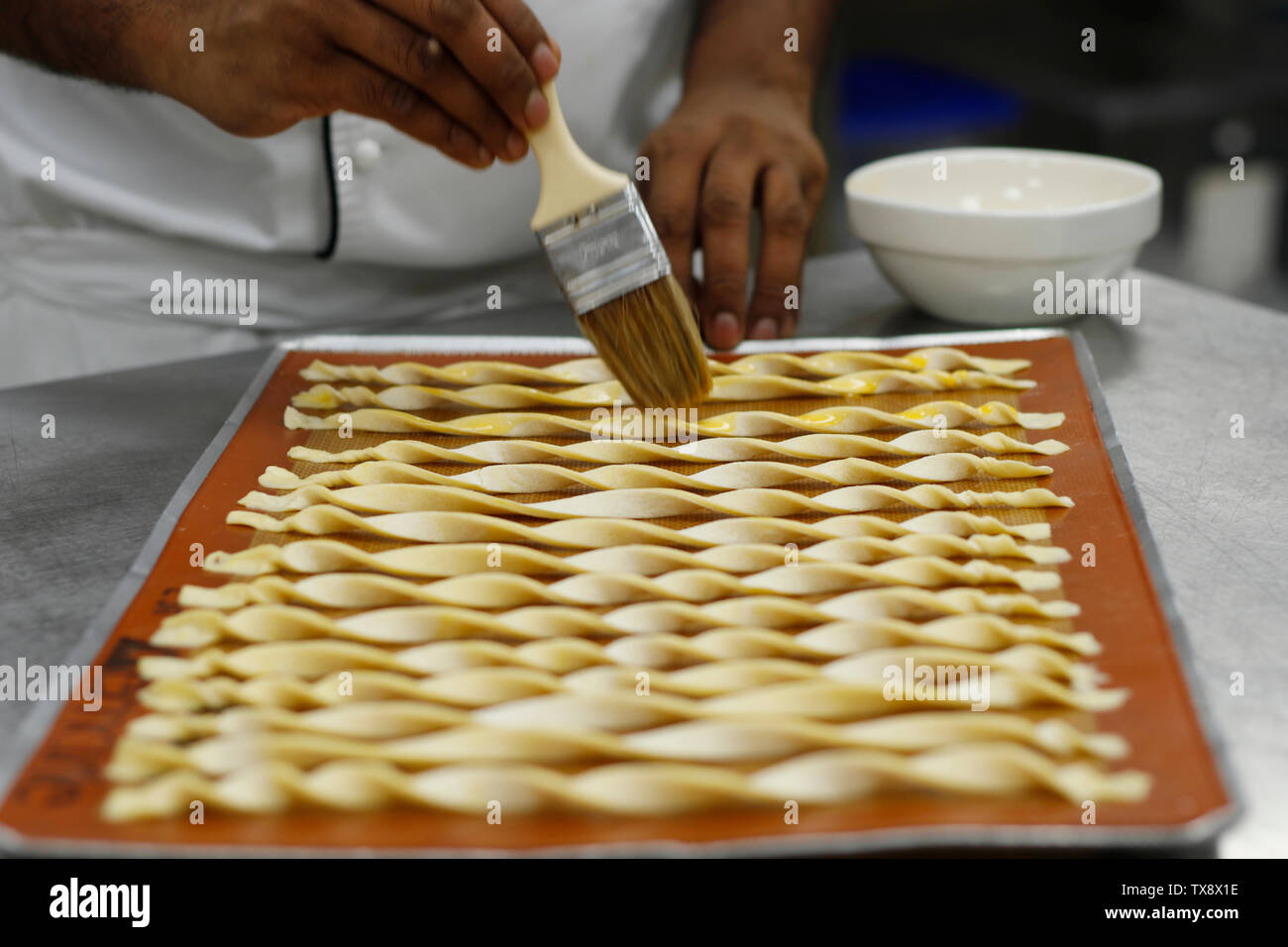 chef fabrication de bâtonnets de pain dans la cuisine de boulangerie Banque D'Images