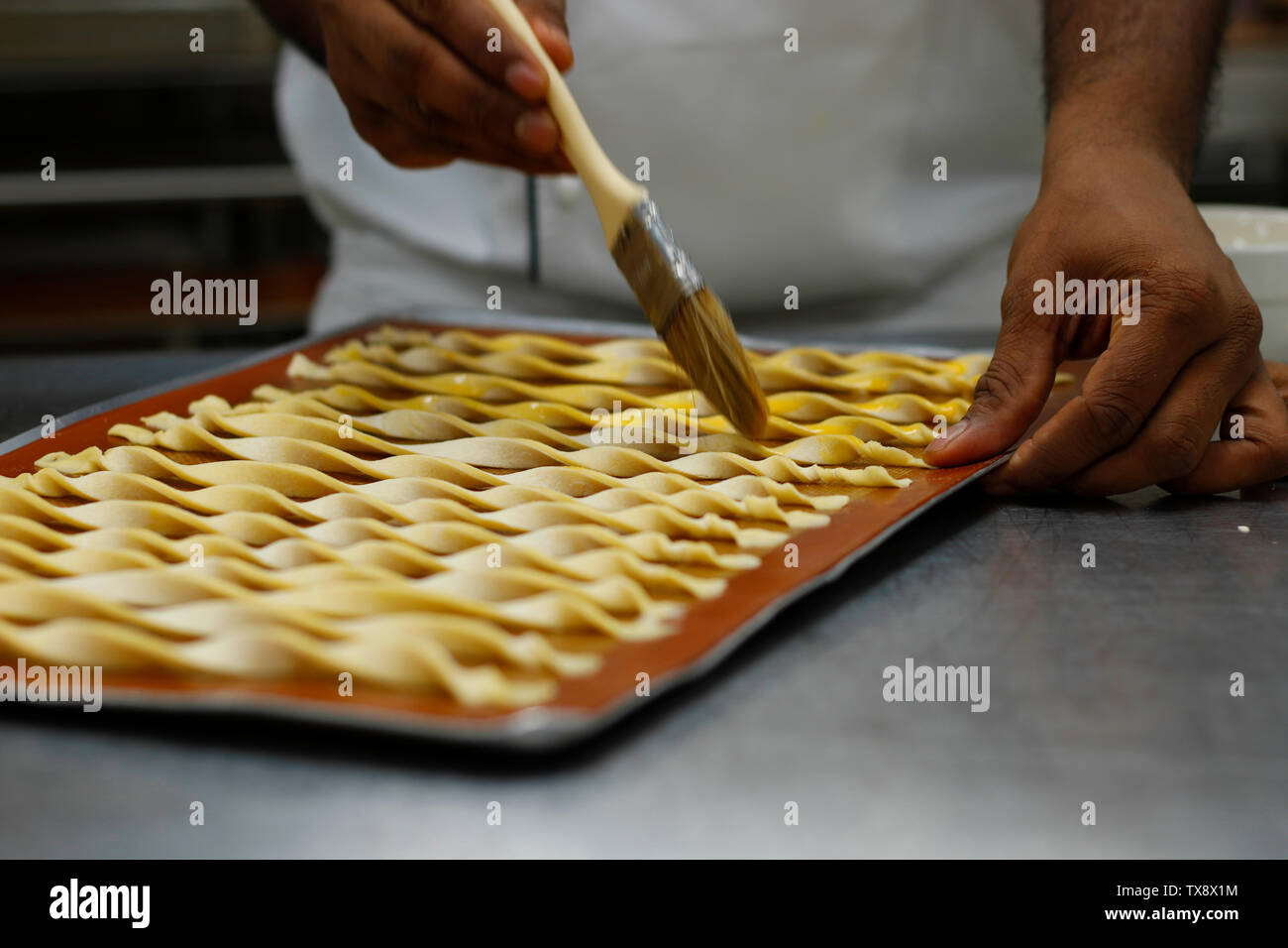 chef fabrication de bâtonnets de pain dans la cuisine de boulangerie Banque D'Images