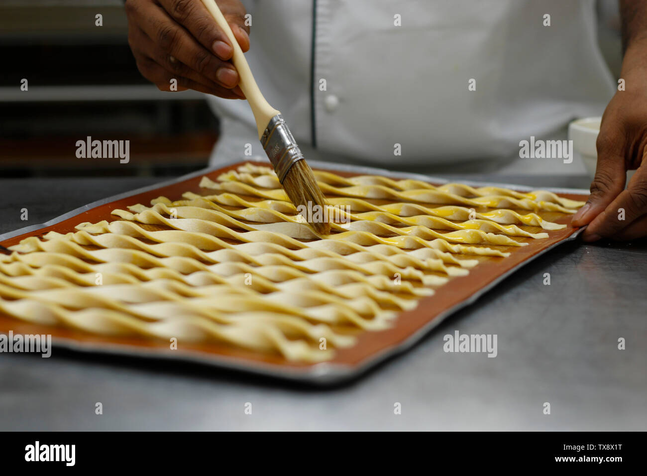 chef fabrication de bâtonnets de pain dans la cuisine de boulangerie Banque D'Images